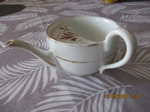 Canard malade tasse a - ou,